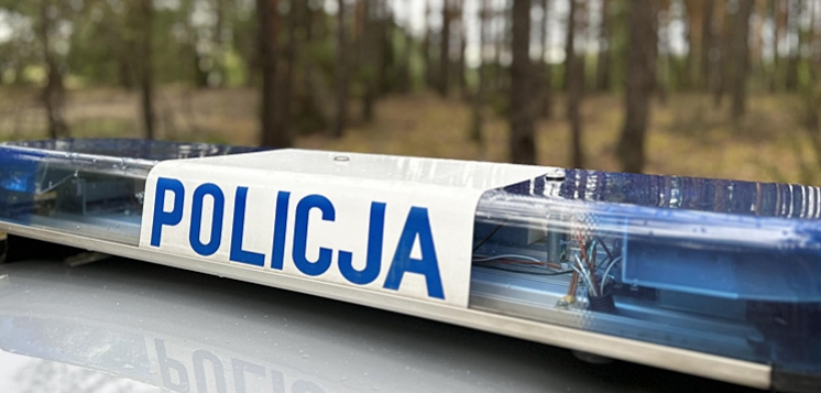 Spowodował dwie kolizje. Podczas jazdy zasłaniał sobie oczy dłońmi…