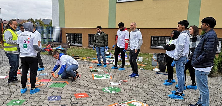 Szkoła Podstawowa nr 5 niczym Wieża Babel (foto)