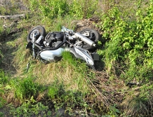 Wypadek na drodze krajowej. Motocyklista wypadł z drogi (FOTO)