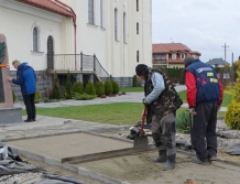 Pomnik przy Sanktuarium św. Rodziny