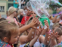 Wspólnie puszczali bańki mydlane (foto, wideo)