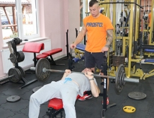 PODNOSZENIE CIĘŻARÓW: Zawody w wyciskaniu sztangi (foto)