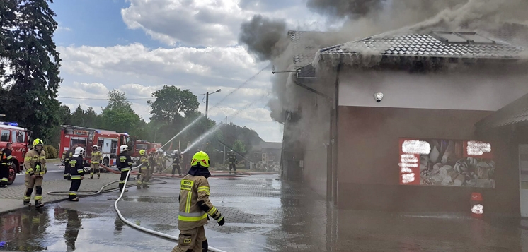 Duży pożar sklepu w Porządziu (FOTO, WIDEO)