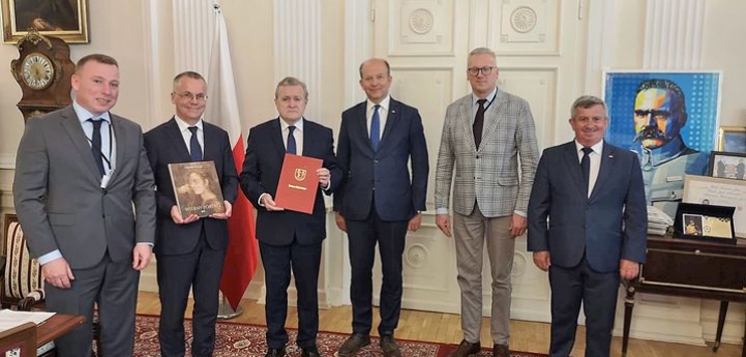 Minister kultury chce współprowadzić muzeum w Dębinkach