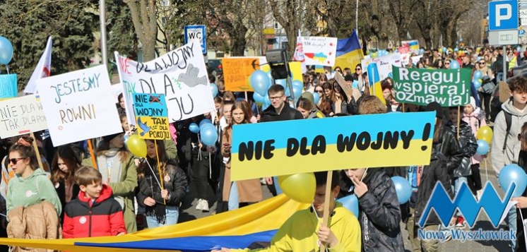 Wyszkowska młodzież przemaszerowała ulicami miasta w geście solidarności z Ukrainą (FOTO)