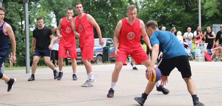 KOSZYKÓWKA: Świetna sportowa zabawa. Kuce z Bronksu najlepsze (FOTO)