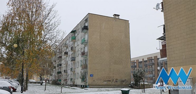 Nocna interwencja straży pożarnej. Ktoś w bloku podpalił choinkę!