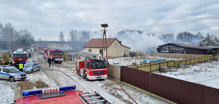 Poważny pożar budynku magazynowo – inwentarskiego (FOTO)