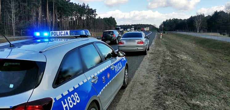 Pijany właściciel BMW zajeżdżał drogę innym samochodom. Do zatrzymania się zmusił go kierowca