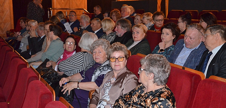 Z biblioteką do  Teatru Ateneum