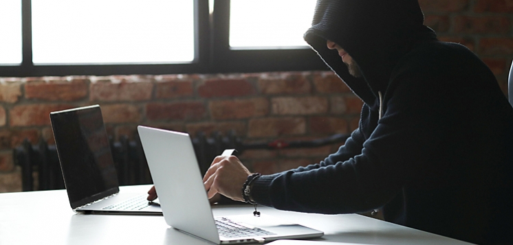 W Internecie sprzedawał konsole do gier, których nie posiadał