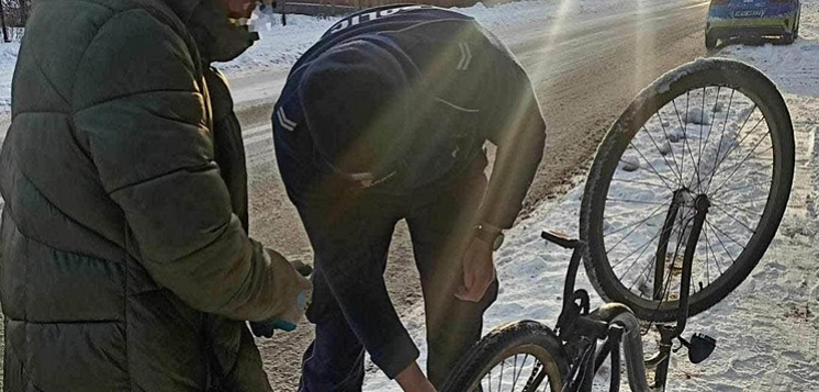 BRAŃSZCZYK: Policjant pomógł naprawić rower
