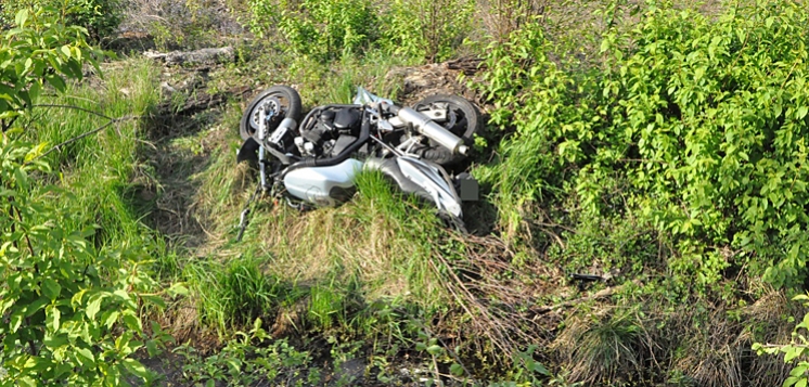 Wypadek na drodze krajowej. Motocyklista wypadł z drogi (FOTO)