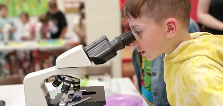 Mikroskopowy zawrót głowy na zjeździe Uniwersytetu Dziecięcego (FOTO)