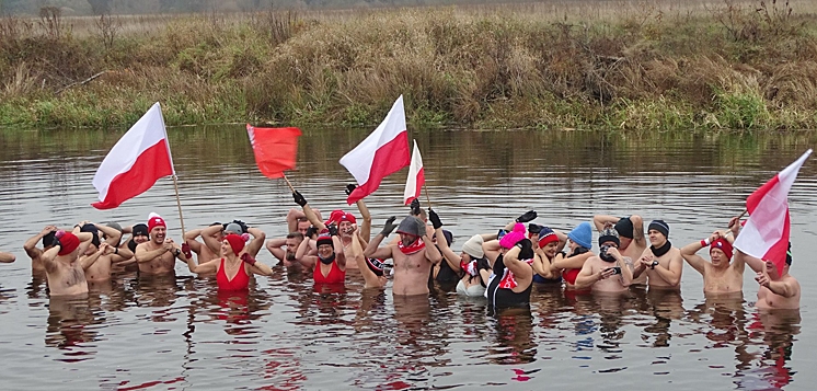 Niepodległościowo sezon rozpoczęły Wyszkowskie Morsy (FOTO)