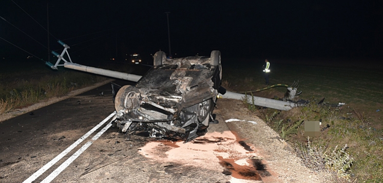 Kierowca uciekł, na miejscu wypadku zostawiając rannego pasażera (FOTO)