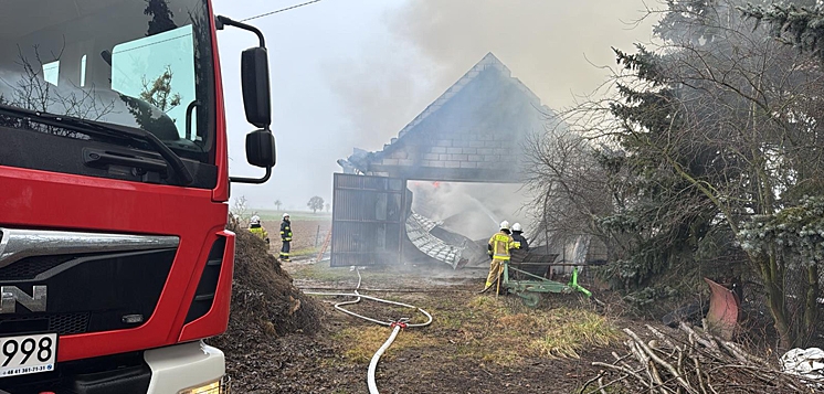 Pożar budynku gospodarczego w Kręgach Nowych (FOTO)