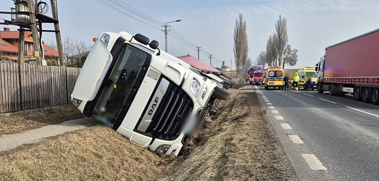 Zderzenie czterech aut na drodze krajowej. O krok od tragedii (FOTO)