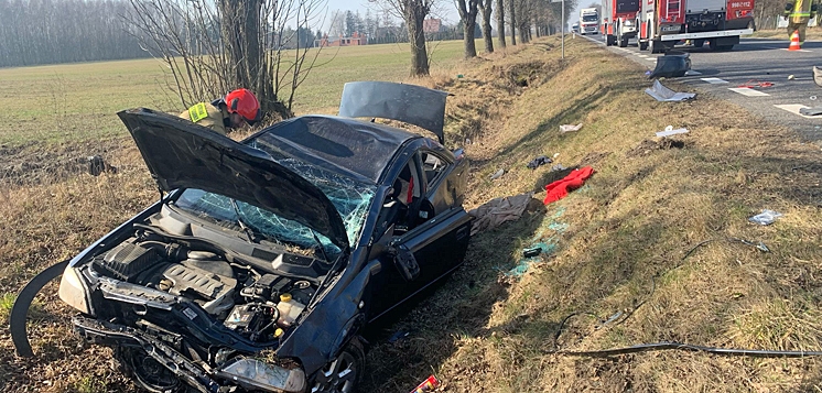 Wypadek na drodze krajowej. Auto dachowało