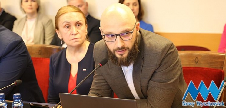 Radny odpowiada pracownikom szpitala