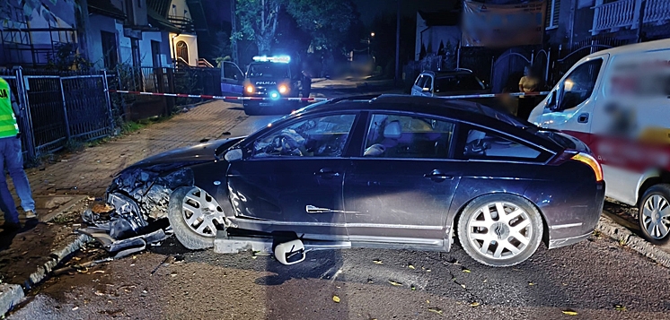 Auto rozbite na Nadgórzu. Kierowca uciekł (FOTO)