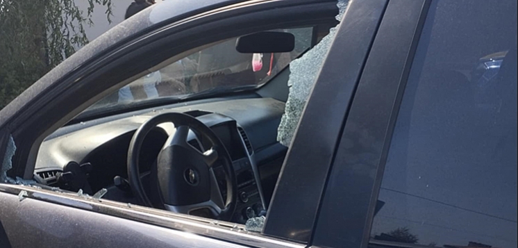 1,5-roczne dziecko przypadkowo zatrzaśnięte w aucie. Policjant musiał wybić szybę