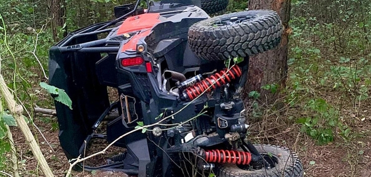 Buggy roztrzaskało się o drzewo. W środku czterech nastolatków