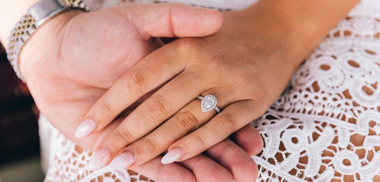 Jak wybrać idealny pierścionek z diamentem na zaręczyny