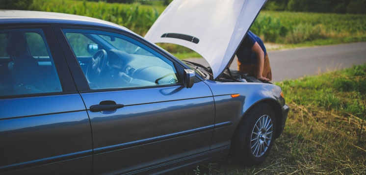 Jak szybko i bezpiecznie uzyskać pomoc drogową w nagłej awarii auta