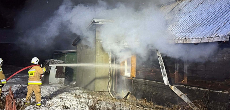 Pożar domu w Porządziu. Dwie osoby trafiły do szpitala (FOTO)