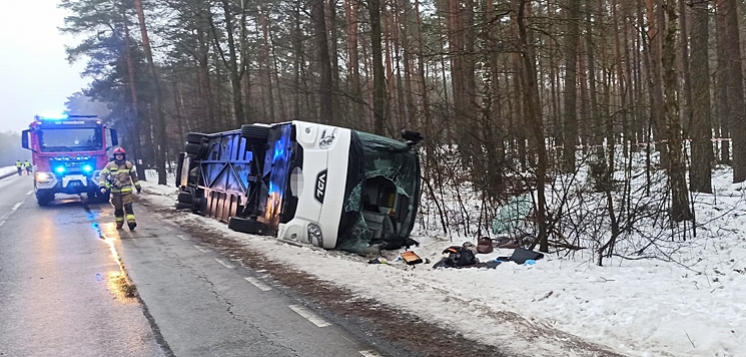 Wypadek autobusu pod Wyszkowem. Wiele osób rannych (FOTO) [AKTUALIZACJA]