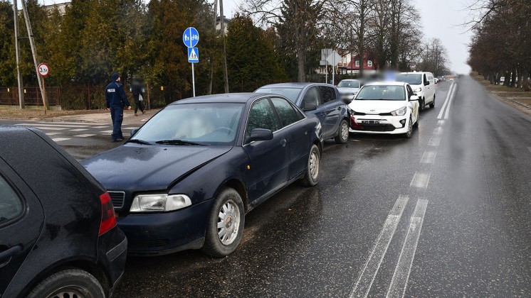 Zderzenie czterech aut w Wyszkowie. Trzy osoby trafiły do szpitala (FOTO)