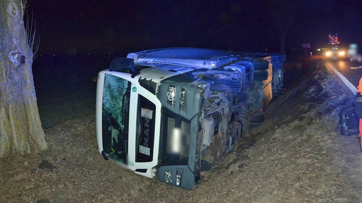 Pijany kierowca ciężarówki. Zamiast na drogę, patrzył na telefon