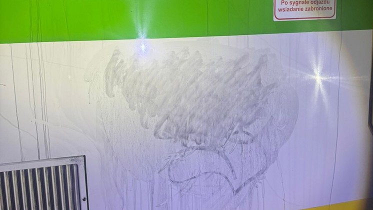 Nie wolno mazać pociągów. Nawet w serca…