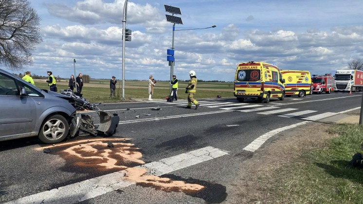 Zderzenie motocykla z samochodem osobowym. Dwoje rannych (FOTO)