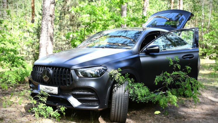 Po pijanemu na oczach właścicielki ukradł drogiego Mercedesa