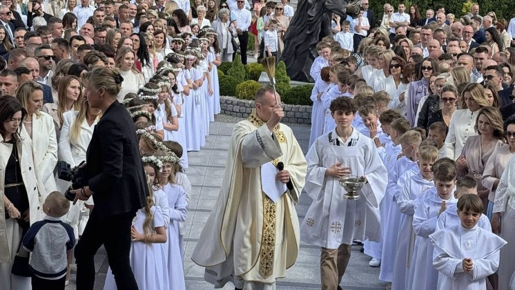 Pierwsza Komunia w parafii św. Rodziny (FOTO)