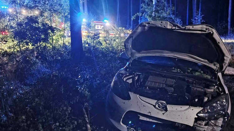 Na łuku auto wypadło z drogi (FOTO)