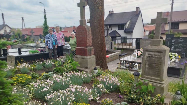 Seniorzy zadbali o opuszczone groby (FOTO)