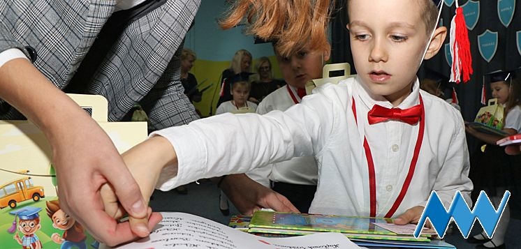 Puk, puk, to ja, mały uczeń pierwszaczek (foto)