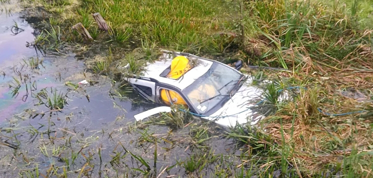 Od krok od tragedii. Samochód wpadł do rzeki (foto)