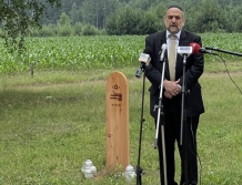 Oddanie czci ofiarom Holocaustu w Porębie Średniej
