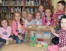 Przedszkolaki w bibliotece (foto)