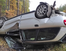 Auto dachowało. Dwie osoby w szpitalu