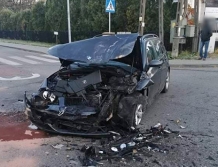 Nie wyhamował przed rondem i uderzył w autobus (FOTO)
