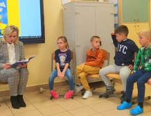 „Czytajmy dzieciom” – zachęca Dwójka. Najmłodszym uczniom czytała zastępczyni burmistrza (FOTO)