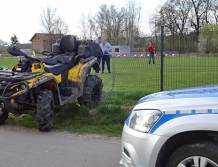 Pijany kierowca quada wjechał w ogrodzenie boiska