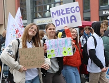Deszczowy, ale wiosenny młodzieżowy Marsz Życzliwości (FOTO)