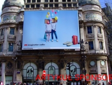 Jak digital signage odmienia witryny sklepów w galeriach handlowych?
