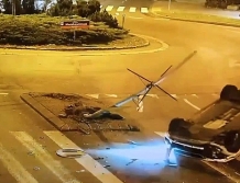 Pijany kierowca dachował na wyszkowskim rondzie (WIDEO)